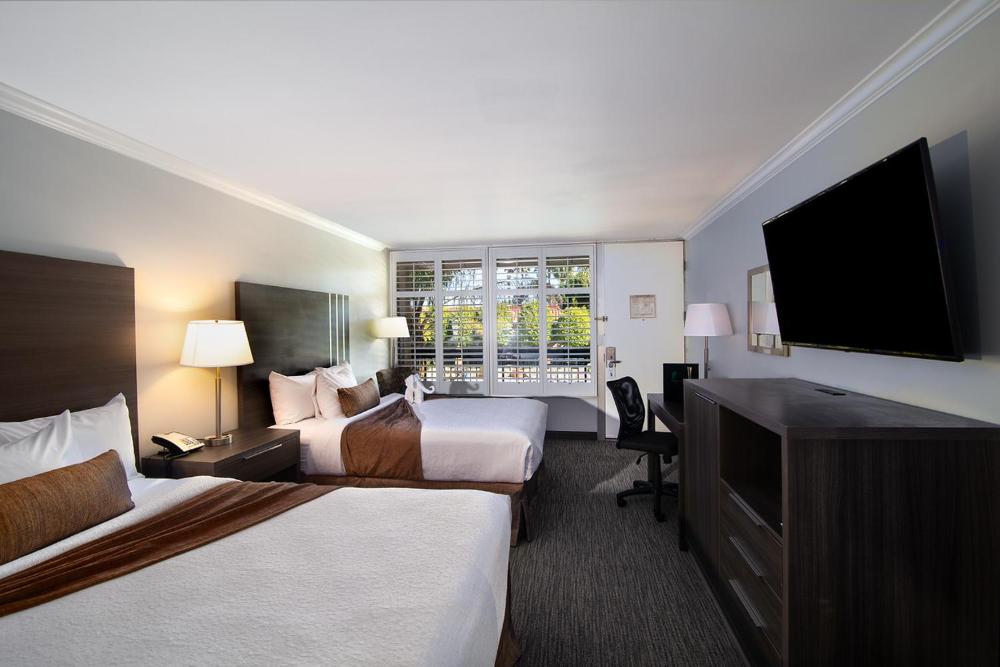 Courtyard Queen Room with Two Queen Beds interior